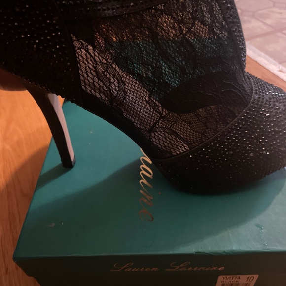 Lauren Lorraine - Picture 1 of 3